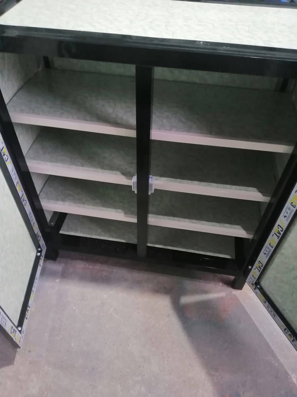 كازمه الأمنيوم جديده 4رف ارتفاع متر وعرض 90سنتيم اتصال *********** يوجد توصيل السعر 60الف
