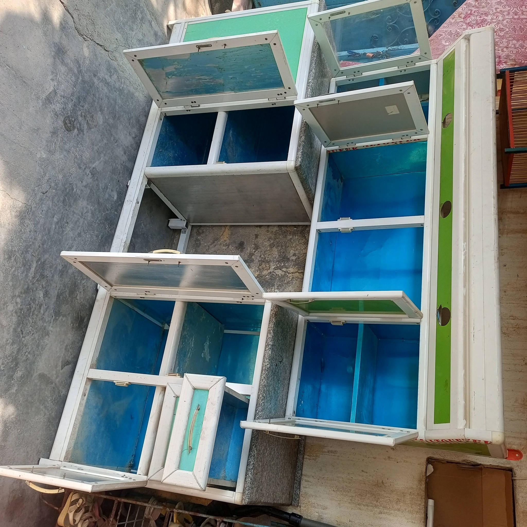 كاونتر قطعتين مرمر قطعه جوه مترين ونص بلنص مكان طباخ ابو اربع عيون وقطعه فوك تتعلك مترين نضيف من داخل ومن جوه السعر ( ٢٠٠ ) الف وبي مجال مكان بصره ( *********** ) ( *********** ) بدون سنك
