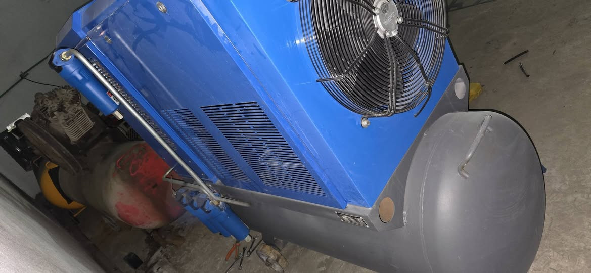 كمبريسر سكرو 16 بار 500 لتر استخدام قليل سعره 45 ورقه
***********
