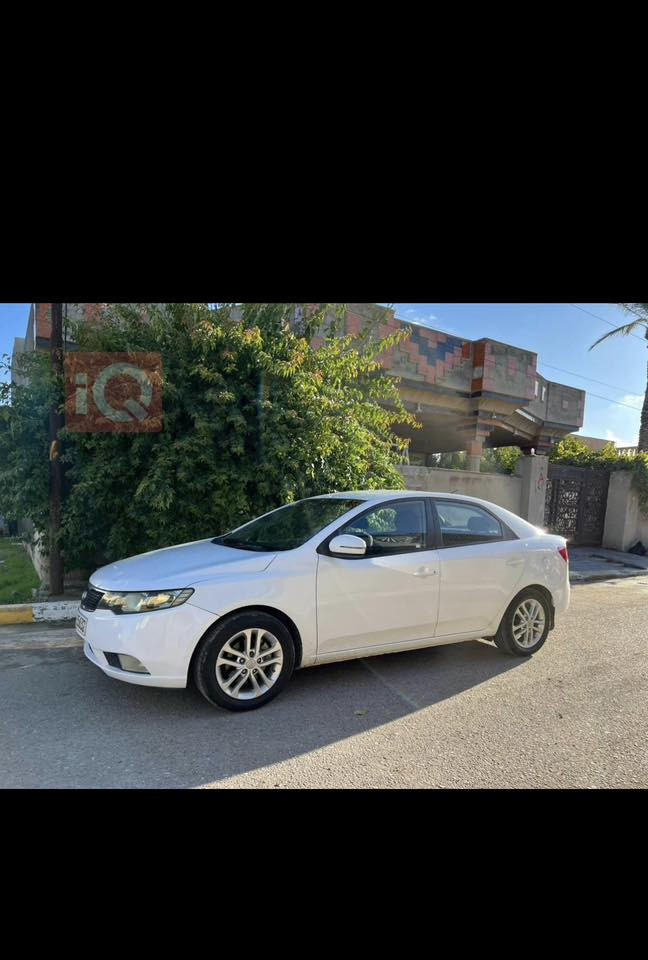 السلام عليكم
سيراتو 2012 لون ابيض سيارة خير من الله كلين مابيها قطرة صبغ مكينة نظيفة كاملة تبريد تدفئة كلة شغال سيارة رقم جديد رقمها بغداد تحويل ثاني يوم 
مواصفات 
شاشة 
مري شفط 
بصمة 
السيارة مال جناية تاخذها بالك صافي 
مكان السيارة بغداد 
الرقم. ***********
