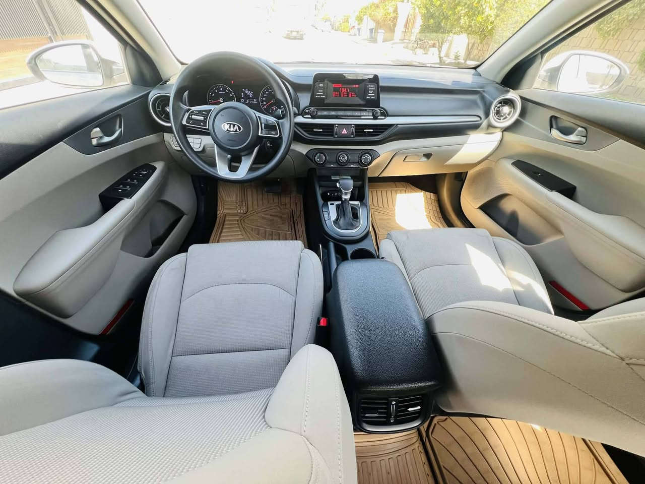 كيا سيراتو خليجي
وكاله دوليه 
مكفوله من صبغ او تبديل رصعه زغيره بلباب وره سايق مسحوبه  
محرك 1600 دوش 
فتحه 
قطعتين تبريد 
كشنات مخمل 
تحكمً استيرن 
مري كهرباء 
بسمي مكان سياره البياع 
سعر 158 $ بيه مجال حكً جيه فقط 
***********
