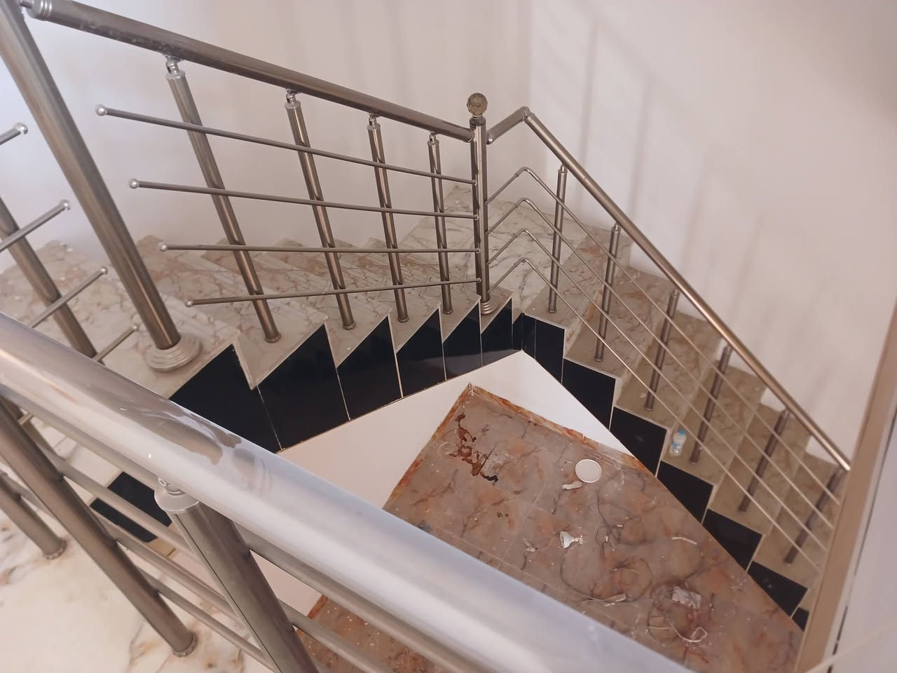 مشتمل البيع حي الشهداء طابقين ٣غرف وصاله ومطبخ ستقبال كراج صحيات المساحه ١٥٠م شارع ١٥م ركن السعر ٨٨ للستفسار اتصل ***********
