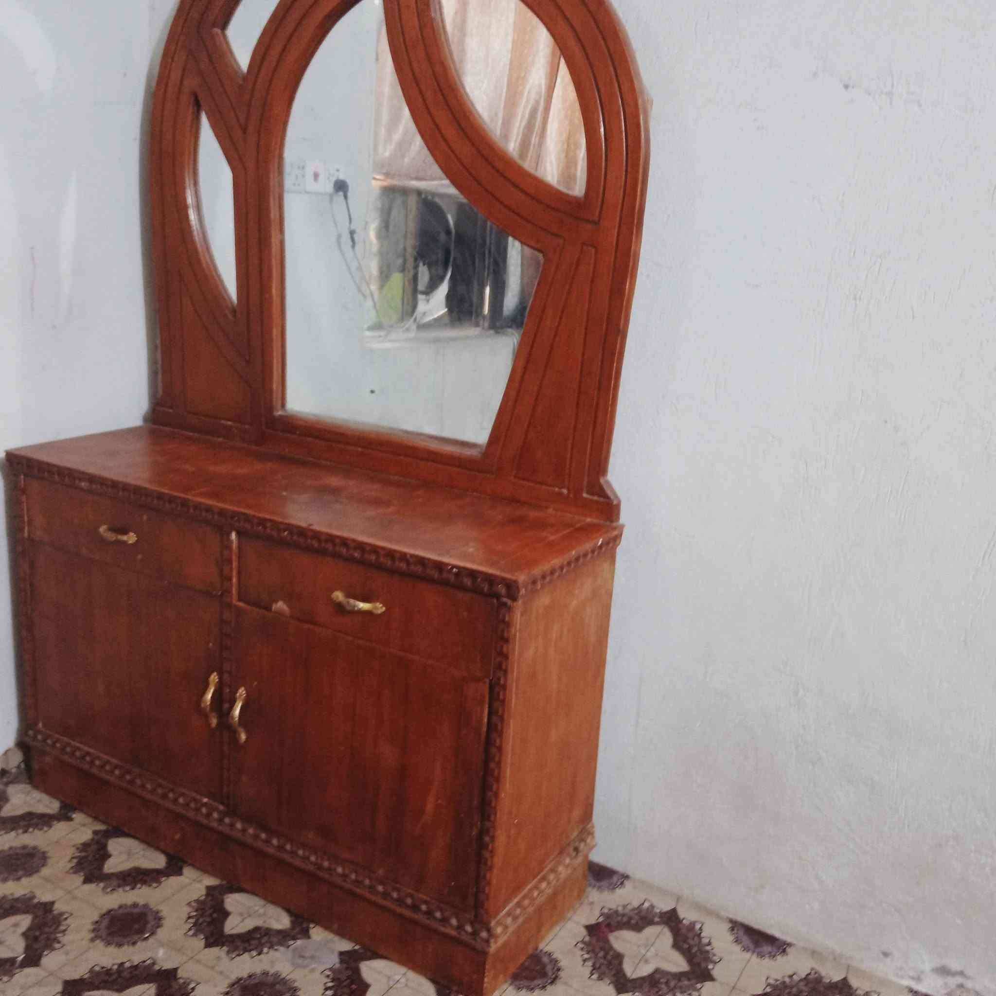 سلام عليكم غرفة نوم للبيع جاهزة مجهزة السعر 350 وبيها مجال للطبين المكان بغداد المعامل ***********
