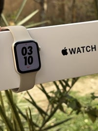 ابل واتش se 2 الحجم 44  بطارية 91  ذاكرة 32 كامل ملحقاتها الاصلية موجو...