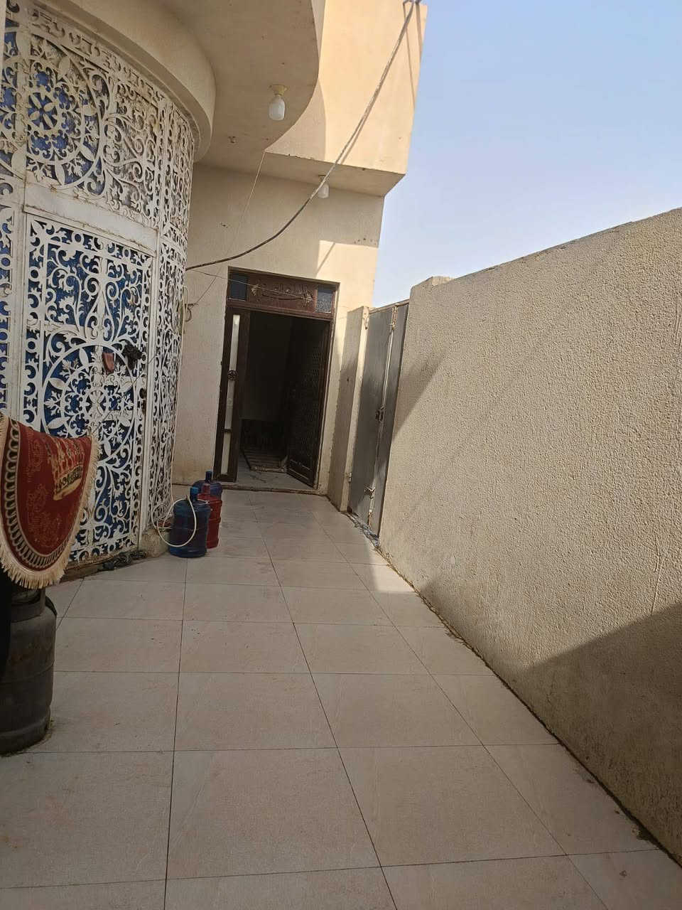 السلام عليكم 
بيت للبيع طريق السياحي منطقة الشمامره قرب قصر اباذر مساحه البيت 200 م طابو زراعي غرفتين /صاله/استقبال/ مطبخ حار بارد/حمام داخلي وخارجي السعر 70 ***********
