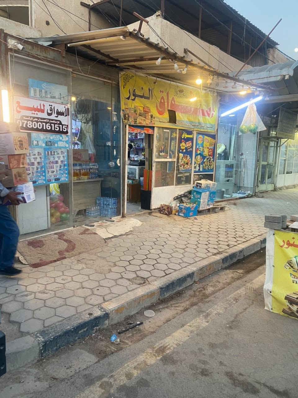 سلام عليكم اسواق لبيع ل عدم تفرغ شغاله وصاله 5سنوات تقربيا من فتحنه يعني قديمه  النجف بحي جمعيه شارع 20شارع تجاري وعلى شارع مو بفرع  ***********محلين طبك ركن  يبع ومحلات طالعه من بيت ابو اسواق ونفس ابو بيت راعيه السواق رجال جبير ومال خلكه   واجارهن مناسب كلش   رجاء الي جاد بل شراء يجي وشوف اسواق ويتعمال مو مال تليفون
