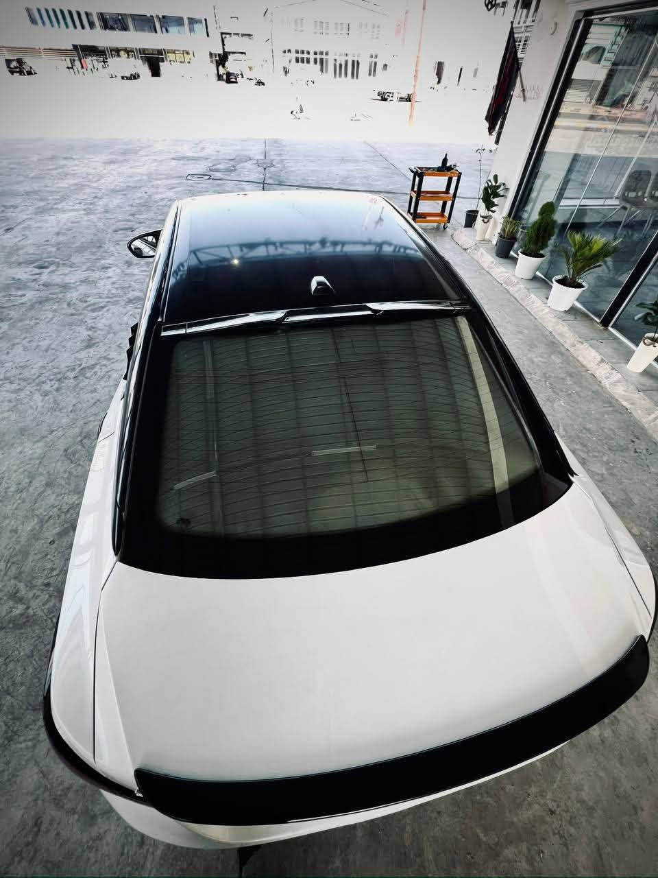 نيسان سينترا SV 2024
4 سلندر  2.0 لتر (DOHC)
 Xtronic CVT  
 .تشغيل ذكي مع خاصية التشغيل عن بُعد 
 .نظام (Idle Stop/Start) الذكي لإطفاء المحرك تلقائياً عند التوقف لتوفير البنزين.
 .رادارات أمامية وحساسات خلفية.
 .شاشة 8 بوصة (Apple CarPlay & Android Auto).
 .شاشة معلومات رقمية في لوحة العدادات مقاس 7 بوصة لعرض كفاءة القيادة والتنبيهات (Advanced Driver Assist Display).  
 .مقاعد قماش مخمل فاخر 
. مقود D shape بتحكم كامل (مثبت سرعة، تحكم بالصوت، والرد على المكالمات).
 .منافذ شحن (USB Type-C و USB )  
 .نظام نقطة العمياء  
 .رادار الفرملة التلقائية 
(Automatic Emergency Braking).
 .تنبيه حركة المرور الخلفية 
(Rear Cross Traffic Alert).
 .نظام التحذير من الخروج عن المسار 

 ماشية (33 الف كيلومتر)
مكان تواجد السيارة: الديوانية
 السعر : 158 قابل للتفاوض 
 رقم الهاتف للتواصل: ***********
((بيع او مراوس بأحدث مع فرق))
