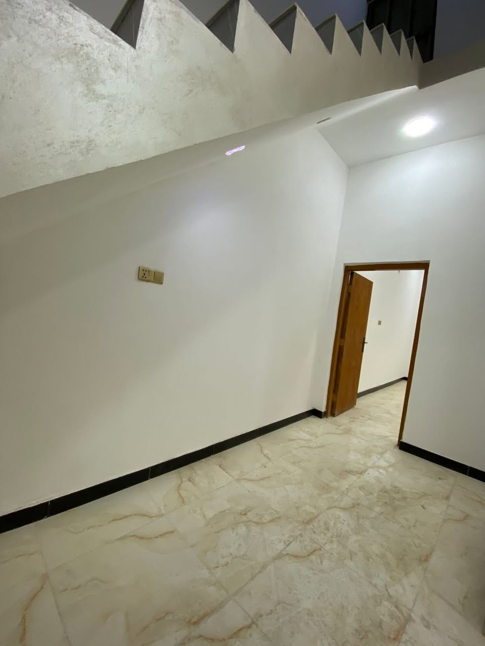 للإيجار فقط
شقة طابق اول للايجار باب ودرِج منفصل كلياَ بناء حديث غير مسكونة تحتوي غرفة كبيرة 5*5 وديوانية
وصالة ومطبخ مشترك تركي وحمام
وتواليت وبيتونه وسطح مفصولة كليا عن بقية الشقق ماطور بوستر خزان ماء سخان كل شي منفصل ماء مجاري كهرباء كل شي متكامل في التنومة القديمة تبعد عن السوق
2 دقيقة وعن الكورنيش 5 دقايق
لها ثلاث مداخل من جسر الكورنيش الايطالي على شارع الاطفاء ومن جسر الجوة من شارع السوق وشارع اربعين ومن جهة شارع
الشعيبي مباشر للشقة الاجار 450
الف

الاتصال***********
