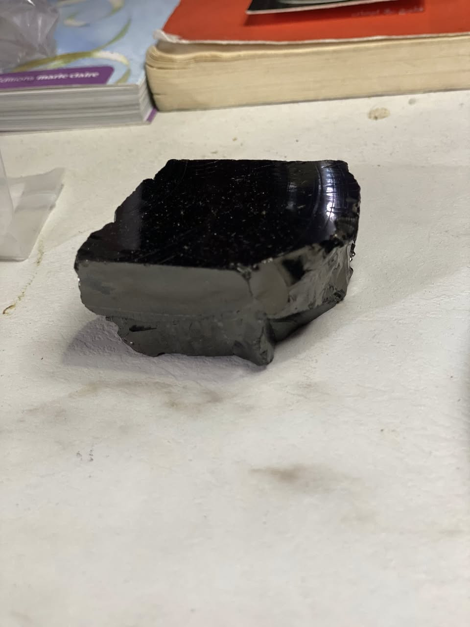 السلام عليكم 🫡 

هذه قطعة من زجاج الأندارا الكريستالي، والتي يُعتقد أنها نوع نادر من الأوبسيديان (الزجاج البركاني). 
يُزعم أن بلورات الأندارا هي زجاج طبيعي يأتي من مواقع محددة عالية الطاقة في شمال كاليفورنيا ونيفادا. 
يُقال إنها تحتوي على "إثيريوم"، وهو مزيج من 70 معدنًا، ولها خصائص علاجية قوية. 
تُعرف باسم "الكريستالات الرئيسية" بقدرات شفاء قوية لزيادة الاهتزاز والوعي. 
يتم تسويقها بأسعار مرتفعة، حيث تباع القطع الصغيرة بمئات أو آلاف الدولارات. 
ومع ذلك، يشير بعض الخبراء إلى أنها قد تكون في الواقع زجاج خبث (Slag glass) 
رقم الموبايل ***********
