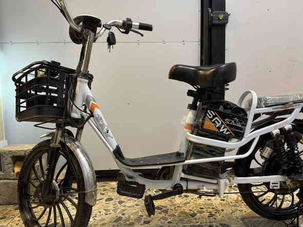 السلام عليكم باسكل حجم ١٤ للبيع مانقص اي شي كله شغال هورن لايت أربع نمر  بطاريات جدد وعلى فحص شرط سعره ١٥٠ ألف تجي وشوف نضافته عنوان رمادي تأميم قادسيه الأولى اتصال على رقم ***********
