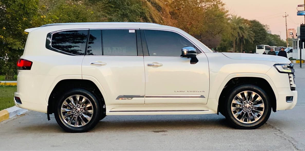 السلام عليكم 
بعد التحية والتقدير 
تويوتا لاندكروز 2023 VX باب اول توين توربو SAS تطبيق بعدها بالضمان كفالة عامة صبغ بارد رصعات شخوط تبديل تعديل كفالة من كل شي بااسمي تحويل ثاني يوم السيارة كلش جديدة
⚠️مضلل بالسنوية 
المواصفات 
‎5 بصمات 
فتحة
بردة خلفية 
تحكم ستيرن فول
كراسي جلد
‎ ستيرن + كشنات ذاكرة
لايت امامي 3 عدسات
‎كامرات 4 
‎كراسي خلفية كهرباء + تبريد 
‎كراسي امامية تدفئة تبريد +كهرباء 
‎شاشة جبيرة 
شاحن لاسلكي
شاشات خلفية 
‎فتحة سقف بصمة 
‎تعديل مسار
‎رادار امامي 
‎سماعات JBL
‎دشبول ديجيتل 
‎ماوس شغال بلادي 
اوتو هولد
‎سايد بريك دكمة
‎ستوب لايت ليد
وبعد هواي مواصفات
العدة والكاعيات والبصمة الثانية كلهن موجودات
السعر 735 وبيها مجال
***********
مكاني بغداد العامرية بغداد, العراق
