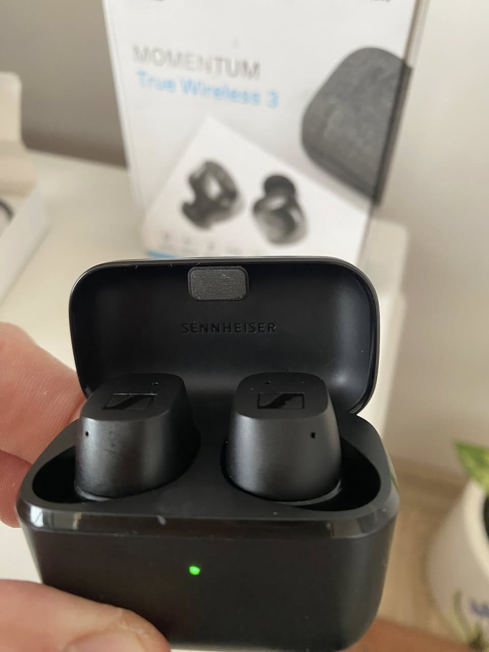 سماعات أذن لاسلكية حقيقية Sennheiser MOMENTUM 3 - سماعات بلوتوث داخل الأذن للموسيقى والمكالمات مع خاصية إلغاء الضوضاء التكيفية، مقاومة للماء بمعيار IPX4، شحن لاسلكي Qi وعمر بطارية يصل إلى 28 ساعة، 
للبيع ،مستعمل ،شغال مضبوط
اول تم 40


**إذا كنت صاحب هذا الإعلان وتريد حذفه لأي سبب، رجاءا أرسل رسالة إلى الدعم الفني**