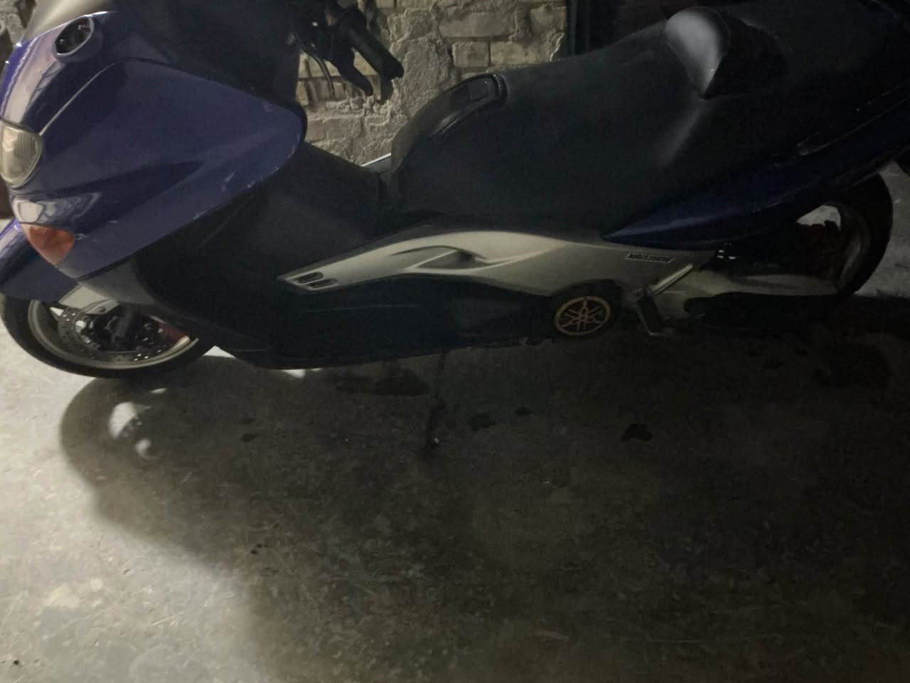 السلام عليكم 
Tmax 2008 

الدراجة مكينتها خير من الله مكفولة وبضمانتي 
الدراجة كفراتها شوي تعبانه والشخوط موضحهن 
ويالتها مال 11 
كلچاتها مالوس 
الدراجة شكد ماتحجي بيها ماتكتفي 
واحلى من الصور هي بهواي بس ماكدر اطلع واصورها الله شاهد 
الدراجة حلوة وخير من الله وبيها نقوصات بسيطة كلش وهن نقصين 
سعر الدراجة 12 ورقة وبيها مجال حگ الجية 
المو شراي لايراسل ولايكسر بلسعر ولو مامحتاج فلوسها مابيعها .
رقمي : ***********
بس واتساب فقطط
