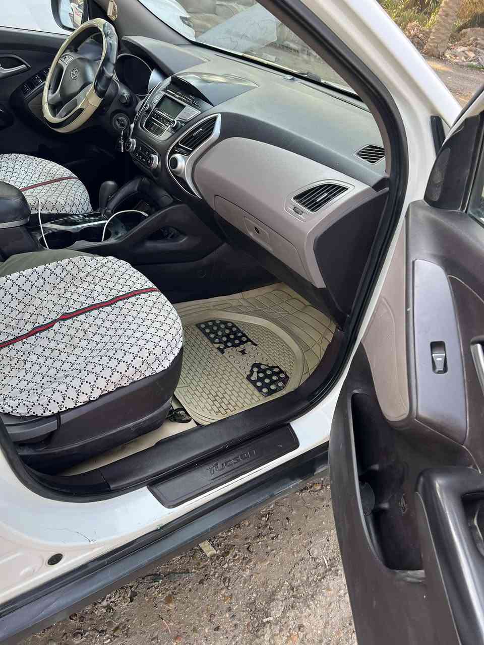 السلام عليكمً
توسان 2013 خليجي نص فول داخل لونين
رقم بابل الجديد وسنوية لل 27 وتحويل مباشر
سيارة صبغ حزام اثر شخوط وطخات بسيطة بدون 
دواخل وضربة قوية قمارة بلا صبغ وبينة سونار! حدادية كهرباء كير محرك كله ممتاز سيارة جانيها ومرتبها 
وخير من الله للي يريدها جني نقصها زوج تاير خلفي فقط 
بدلتلها دهن وسيرفر كامل قبل يومين'
    السعر.         (125).     وبيها مجال
***********
