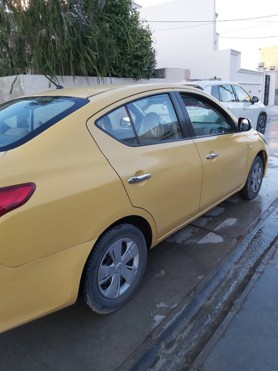 السلام عليكم مكلف بالنشر نيسان سني للبيع موديل 2018 السنوية نافذة لغاية 2030  ضربتها طخه خفيفة ومعدله عالبارد الجاملغ الخلفي صور السونار موجوده بالمنشور للاستفسار ***********
