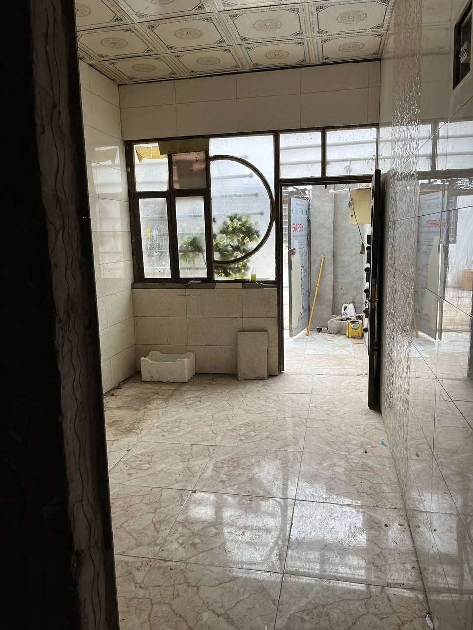 بيت للايجار طابو زراعي خلف سكلة الكرعاوي المساحه ١٠٠ م يحتوي على غرفه وصاله كبيره ومطبخ واستقبال يبعد عن الشارع ٤٠٠ م يحتوي على كيزر وماطور مي ومولده وتانكي ونت الايجار ٢٠٠ الف قفل للتواصل على الرقم *********** واتساب
