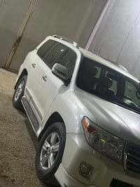 لاندكرور 2015مكفوله 07734281261