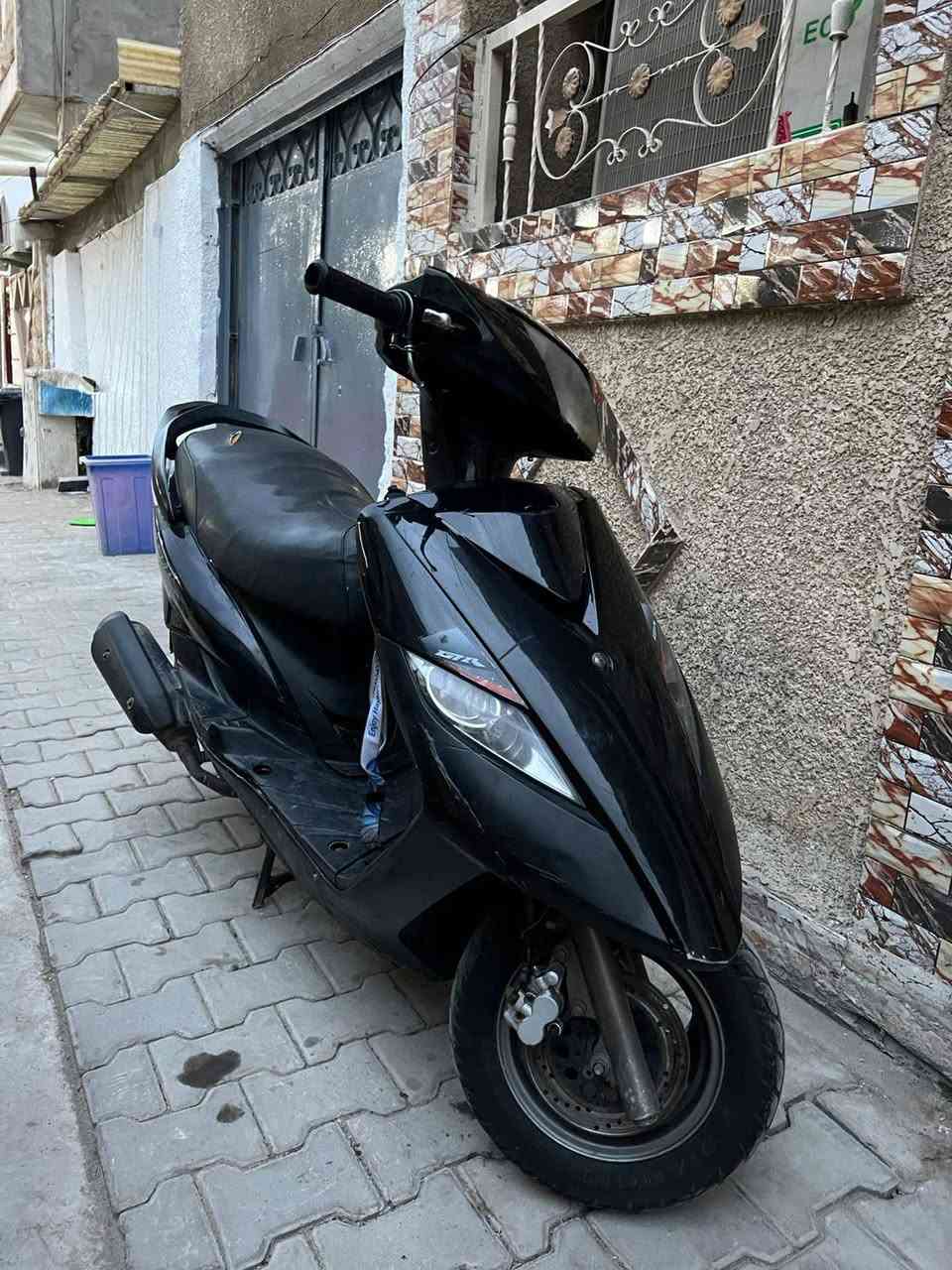 سلام عليكم دراجه ثعلب نضيفه سلف وهندر كهربائيات كلها شغاله كفرات اصليه شلعه ومعدل مكينه ناعمه قفل جنطه قفل ستيرن اشاير لايت كله شغال اي نقص ما بيها وأوراقها موجوده علمنا نازله من الرمبه سابقا 
رايدها ب 550 وبيها مجال
مكاني بغداد الأعظمية 
***********
