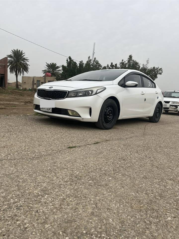 سلام عليكم ورحمة الله وبركاته
كيا سيراتو  موديل 2017  خليجي.
شاشه اندرويد تاب .
حجم مكينه 1600 .
مكينه وكير مكفولات مامفتوحات بشرط جرس عند 120 كيلو متر .
السيارة ماشية 166 الف كيلو متر قابل للزيادة
تبريد وحداديه مكفول .
بيها صبغ ربع الجاملغ الايمن وبارد اقل الشبر بباب  الجنطه وبعض الملاحظات البسيطة كما موضح بالصور.  
سياره حلوه ونضيفه رقم اربيل.
سنوية منتهية وعليها غرامة 185 الف .
مكان السياره واسط - قضاء العزيزية .
السعر / 130 ورقة وبيها مجال اتصل وتدلل.
رقم هاتف/  ***********
