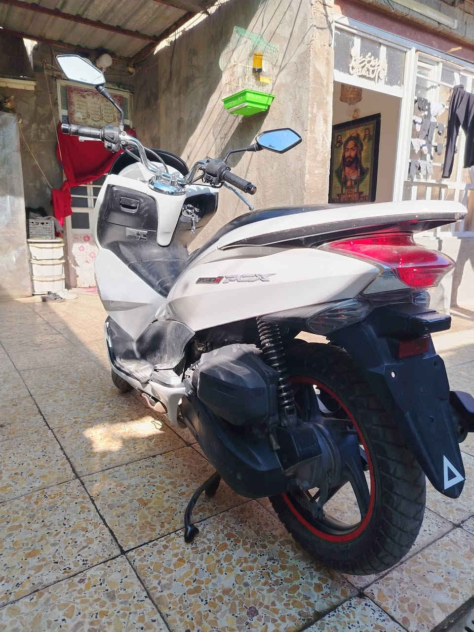 سلام عليكم
PCX 150 JF
كهربائيات كلها شغالة
مكينة مامفتوحة ناعمة
تايراتها جدد بعدهن
ستان حساس / حساس ازدحام كله شغال
مكينة بيها لاستيك ولف فقط
مكاني بغداد الغزالية شارع الضغط
سعرها 1100 وبيها مجال قليل
 ***********
