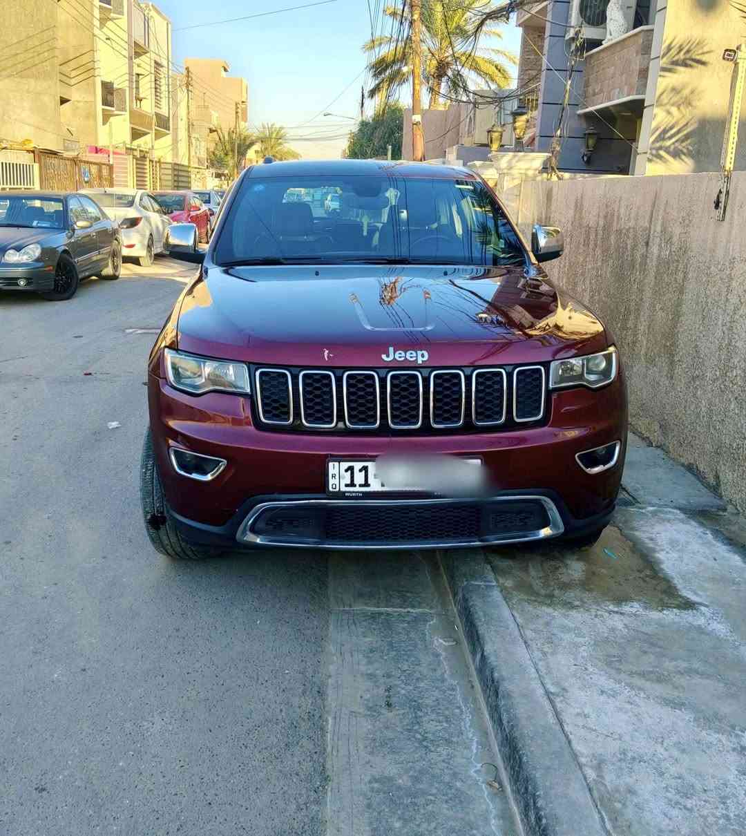 للبيع: جيب كراند شيروكي ليمتد (Limited) - 2019 بغداد الماني
تفاصيل السيارة:

​الحالة: كلين تايتل، السيارة تعرضت فقط لضرر بسيط في الدعامية تم إصلاحه بـ "البارد"، لا يوجد أي ضرر في الشواصي أو الأيرباكات (السيارة سليمة تماماً وموثقة صورها في أمريكا).

​اللون: ماروني.

​الرقم: بغداد - ألماني - باسمي (تحويل مباشر).

​المواصفات والإضافات:

​الأداء: محرك 6 سلندر 3.6 لتر، نظام دفع رباعي (4WD).

​الراحة: تشغيل عن بعد، نظام إطفاء ذاتي للمحرك (Auto Start/Stop)، مقاعد جلد فاخر مع تدفئة وذاكرة.

​التقنية والأمان: مجهزة بنظام رادار (سونار)، نظام مراقبة ضغط الإطارات، حساسات اصطفاف أمامية وخلفية، نظام النقطة العمياء (Blind Spot). 
​العجلات: 5 ويلكب.
​الترفيه: شاشة لمس تدعم Apple CarPlay و Android Auto، نظام صوتي مميز.

​إضافات خارجية: صندوق كهربائي، مصابيح LED نهارية، وكشافات ضباب.

​السيارة بحالة فنية ممتازة وجاهزة للاستخدام.
مكان السيارة بغداد الغزالية
السعر 22.3 الف دولار ،للاستفسار اكثر  يرجى التواصل على الرقم: ***********
