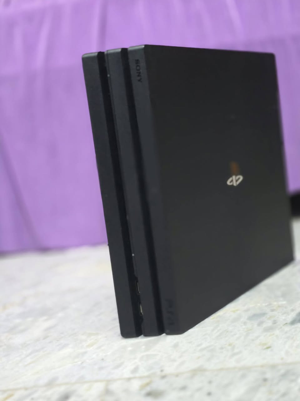 بلي فور برو للبيع يشغل4k  كامل ملحقات ويا يدتين اصليات مع 4 اقراص للتواصل ***********
