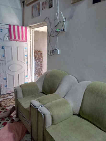 بيت بسيط ومناسب لذوي الدخل المحدود، فرصتك الذهبية للتملك بدل الإيجار وبداية حياة مستقرة إلك ولعائلتك وبسعر مناسب وفي متناول اليد.

🏠 بيت للبيع – طابق واحد
📐 المساحة: 100 متر
📍 الموقع: كاطون الرازي – شارع الحولي – نهاية شارع المدارس

تفاصيل البيت:
▪️ استقبال
▪️ صالة
▪️ مطبخ
▪️ غرفة نوم
▪️ صحيات

المواصفات:
✔️ سقف مسلح (صبب)
✔️ أرضية سيراميك
✔️ أبواب وشبابيك كاملة

ملاحظة مهمة:
البيت تجاوز لكنه مشمول بالطابو وعليه معاملة، والمنطقة بالكامل تجاوز، يعني وضعه مثل باقي الدور المجاورة.

💰 السعر المطلوب: 30 مليون
📦 يشمل البيت مع جميع محتوياته وأغراضه بالكامل

💬 السعر قابل للتفاوض الجدي

📞 للاستفسار والتواصل:
***********

✨ الفرصة ما تتكرر، إذا ناوي تملك بيت وتستقر وتخلص من الإيجار، هذا الخيار الأنسب إلك—تواصل ويانا قبل ما ينباع.
