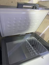 مجمده مستعمله قليل ب200 وبيها مجال بسيط 07773416311
