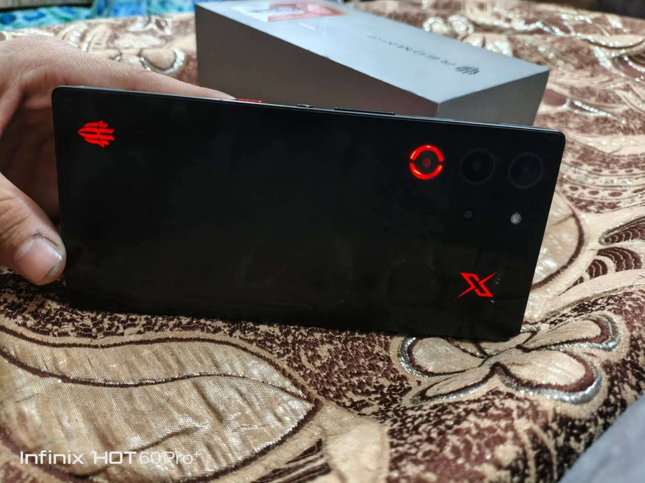 مبايل ريد ماجك 10s برو لللبع او مراوس ب ايفون 14 او 15 برو ماكس المبايل بي فطر صغير بل شاشة وما اثر على لمس واساسا  ما مبين الجهاز صارله استعمال 5 شهور يعني اخو الجديد   سعره (750) مكاني البصره _ الحيانية رقمي (***********)
