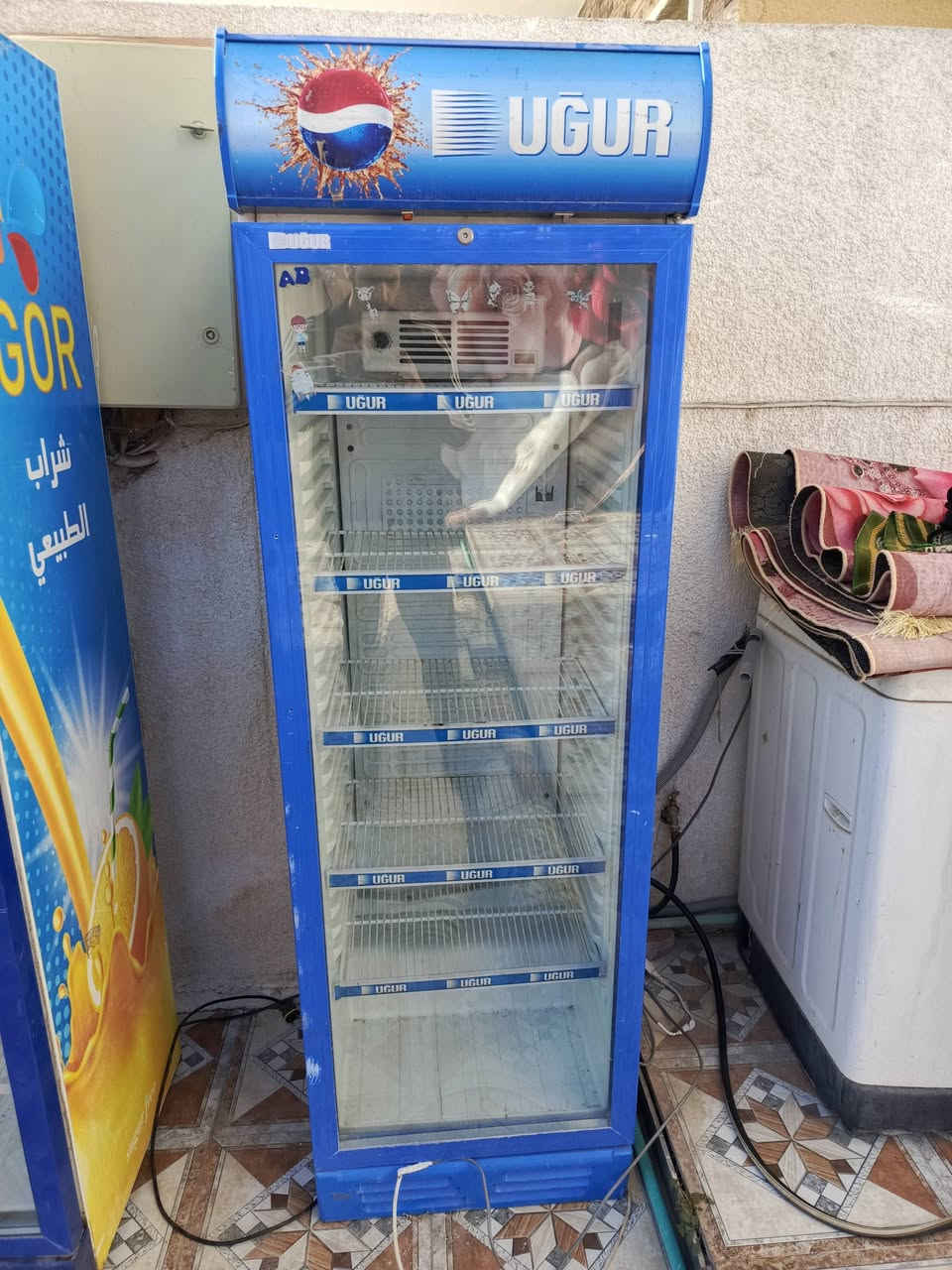 السلام عليكم عندي عارضات٣ مال بسي نضيفات وحلوات  للبيع سعر ٨٠٠وبيهن مجال رقم ***********
