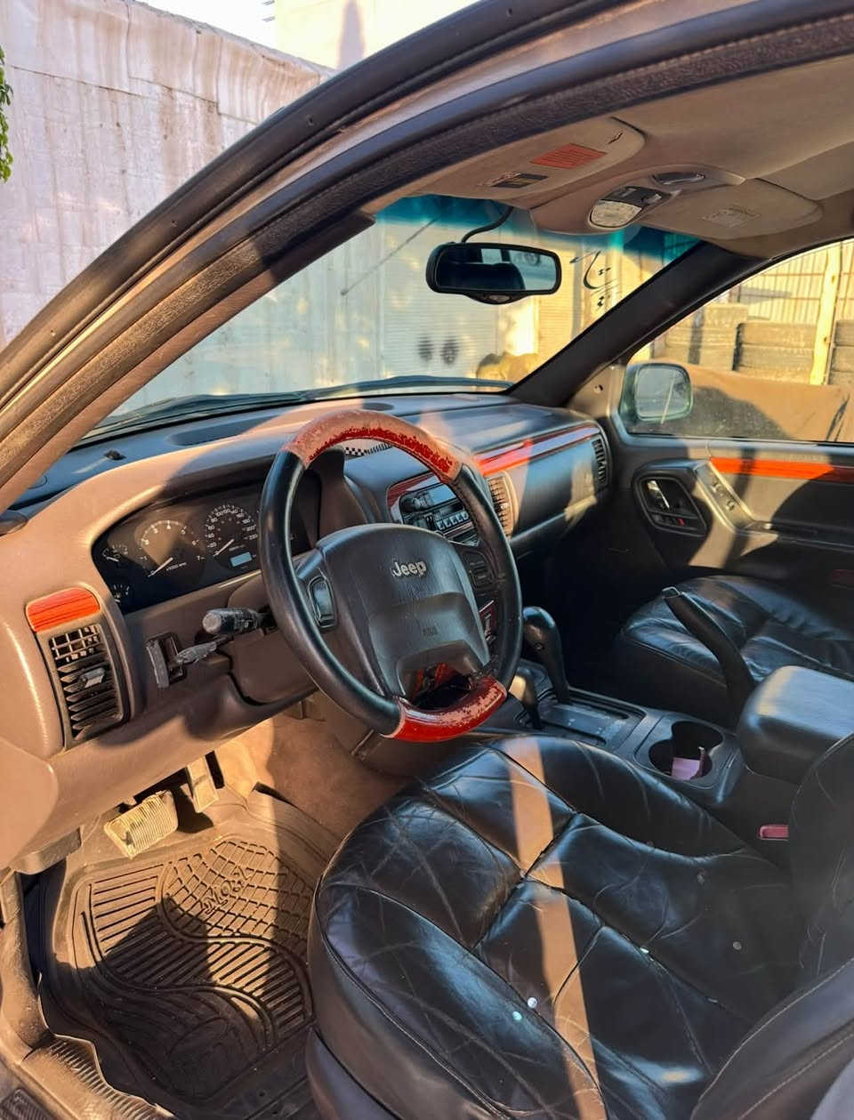 Jeep cheroke
جێب چیرۆکی 
مۆدێل (٢٠٠٠)
سەیارەکە ڕەقەم سلێمانیە 
سەنەوی تازەیە
سەیارەکە گێڕو مەکینەو دەبڵاکسلی بە شەرت
نرخ(٧٥)گەڵاو مەعامەلە
بۆ زانیاری زیاتر پەیەوەندی بکە بە(***********)
