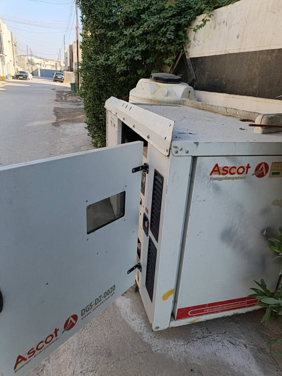 سلام وعليكم مولد بيركز الكاتم ماله اسكوت مولد جديد استعمال غليل  ٢٠ كيفي ٨٠ أمبير  تأخذه عل الشغل صرف بساعه لترتين محرك ما مفتوح كاتم استفسار ***********
