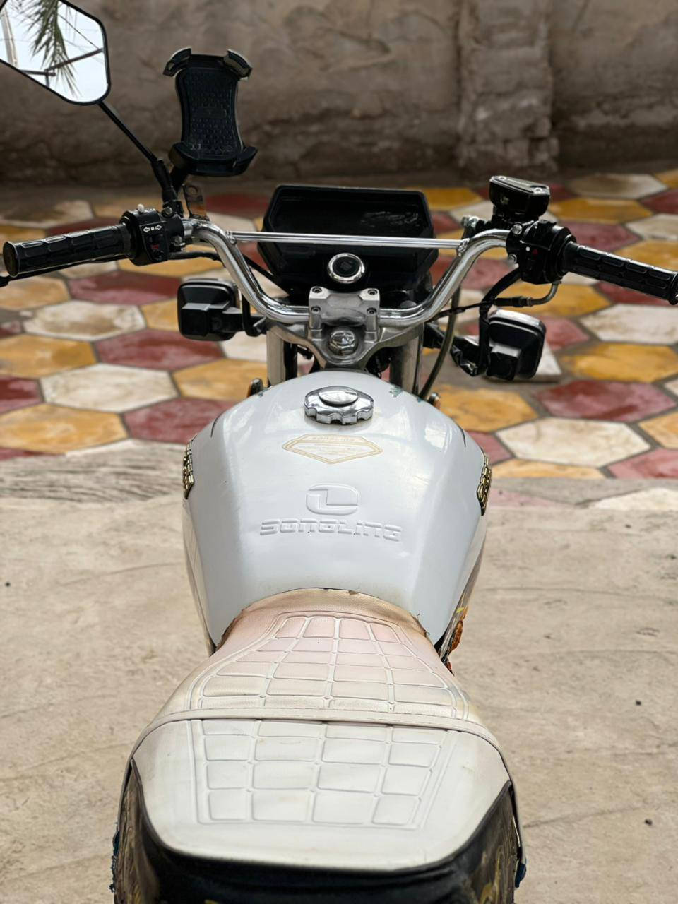 سلام عليكم دراجه سونلك سيفان موديل 2025 . اوراق سكنر ستنساخ. دراجه من البيت للشغل حلوه ونضيفه عايزه تعديلات بسيطه محرك جديد مافتوح. بابل ناحيه الدبله. سعرها 350 وبيها مجال بسيط جدا حق الجيه وبل عافيه ع ياخذه. 
***********
