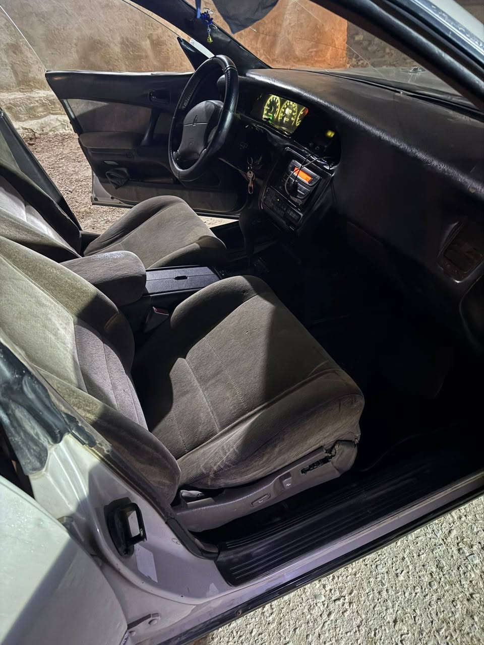 سلام عليكم بطه لببيع
مديل 1992مكفوله من الكصع وعيب الشرعي 
السياره بمسي رقم رقم نكليزي  ستوني مبدل محرك 
كير نضيف صدرها نضفيه وتايرات جددا 
سعر 50وبيه مجال قليل حك الجيه 
***********
وتساب وفيس
