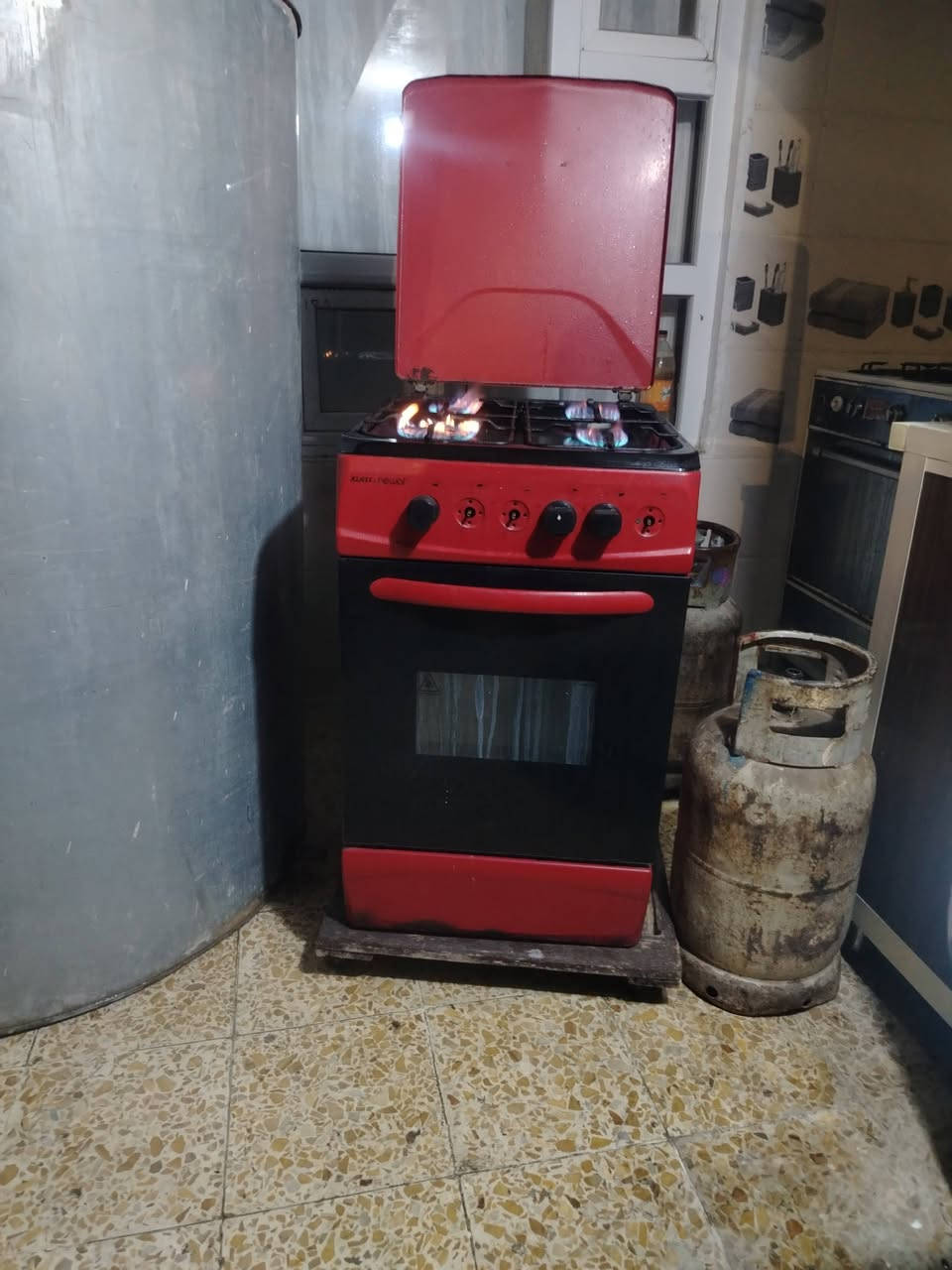 سلام عليكم للبيع طباخ السعر 40الف بيها مجال شرط الشغال و مجمده للبيع شغاله حجم صغير السعر 100الف بيها مجال و بوفيه نضيفه متر ونص السعر 100 الف بيها مجال اتصل على هاذا الرقم ***********
