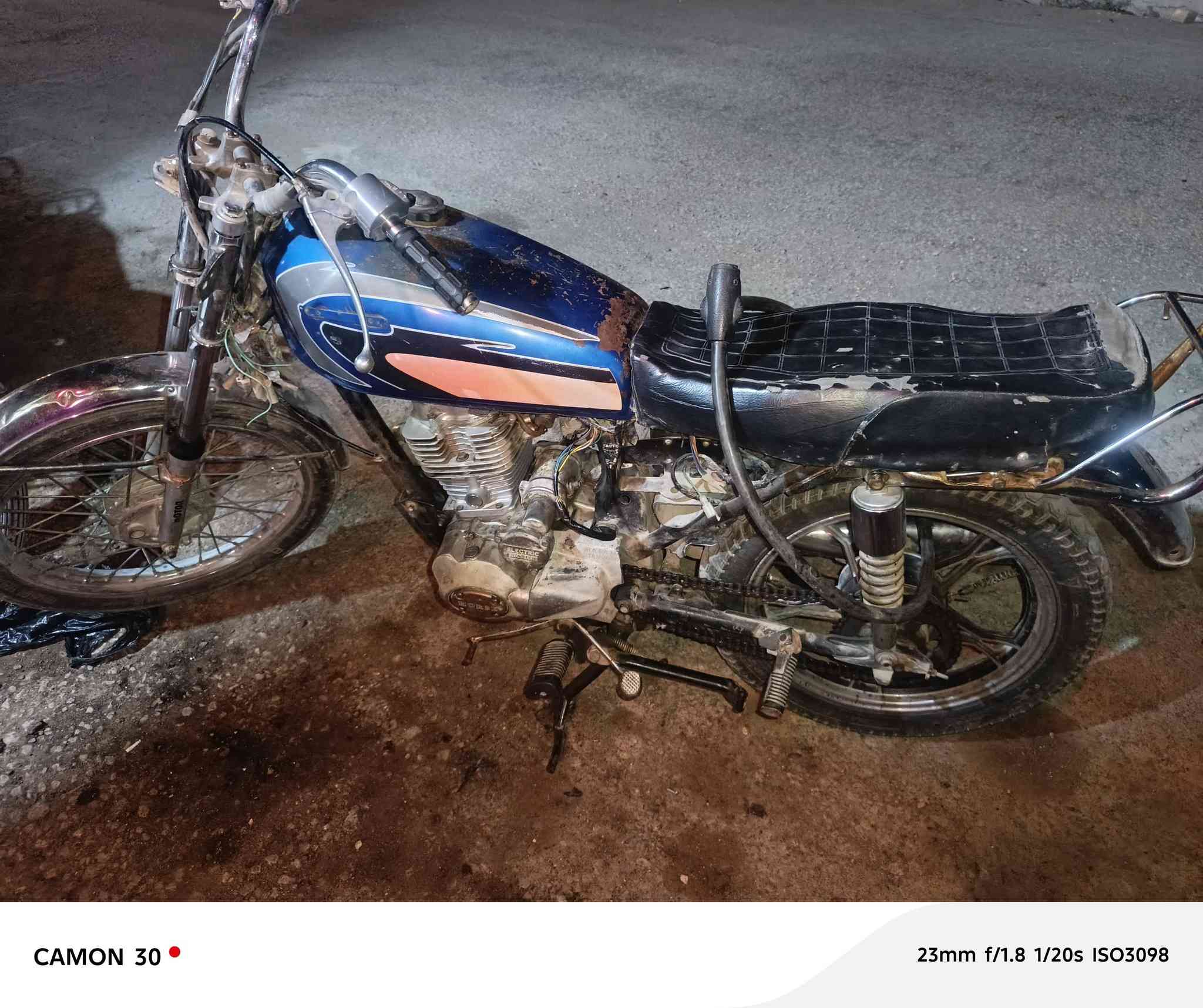 سلام عليكم للبيع دراجة خمسة كير اوراق اصلولي بسمي يرادلهة ترتيب المحرك توني جفتة جديد الكير مابي شي عنواني طريق الرابط السعر ٢٧٥ الف غير متواجد بلفيس اتصل ***********
