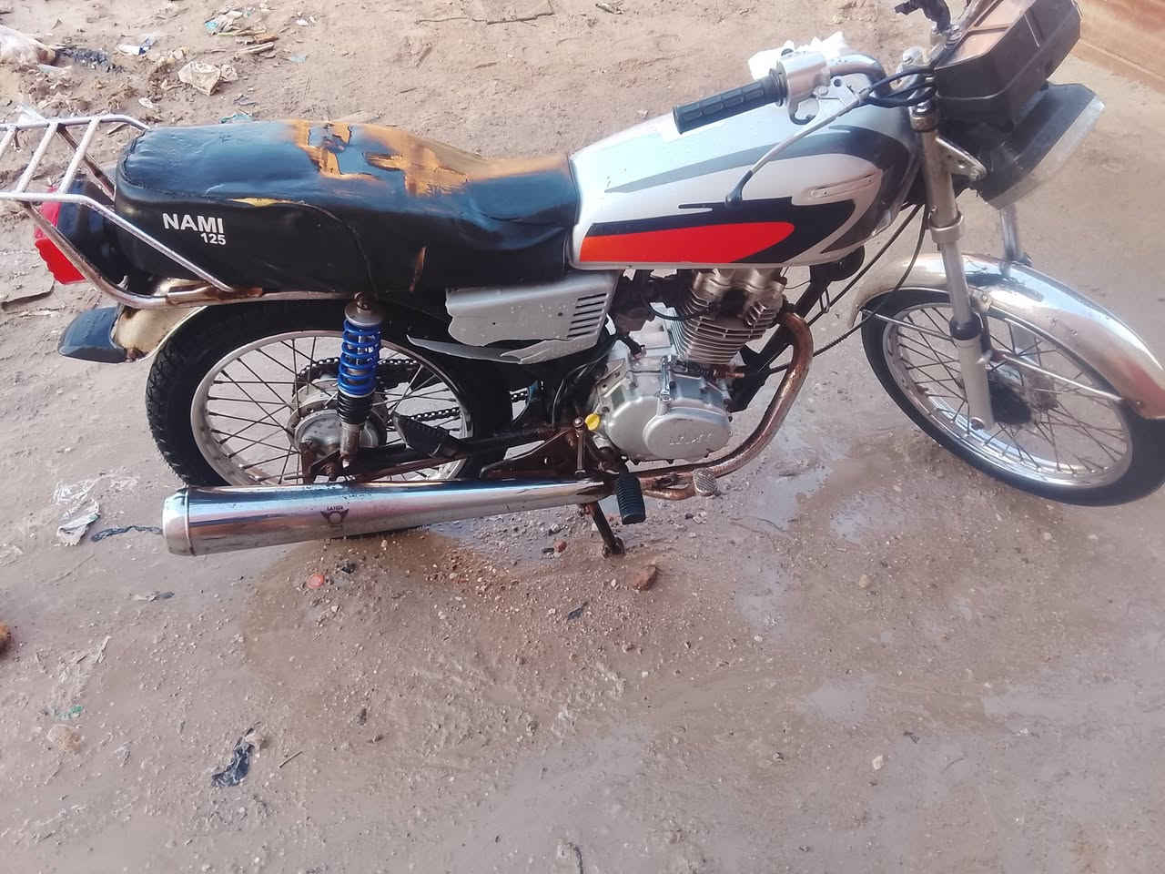 السلام عليكم 
جوه السوك 
دراجه ايراني ادوات ادوات و بل اضافه الى اوراق يعني تكدر ترمز و تمشي اوراق طبيعي و تترقم  
نضيفه كلش مكينه نشطه 
مكاني البصره ابو الخصيب عويسيان 
السعر 350و الوراق 50 يعني المجموع 400 
رقم الهاتف ***********
