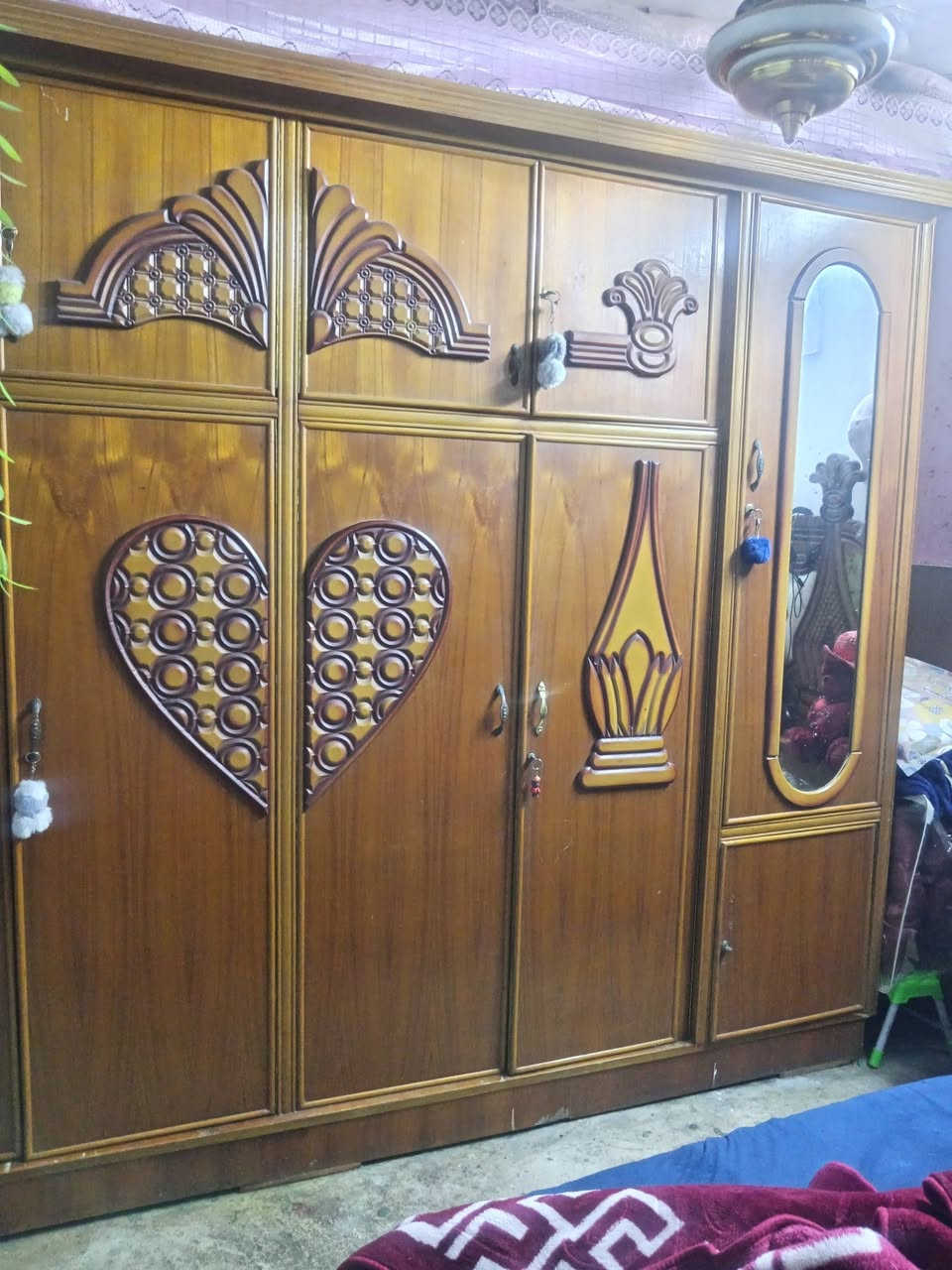 سلام عليكم غرفة النوم مستعملة للبيع بس الميز تعبان كلها نضيفة عنوان مدينة الصدر الرقم ***********
