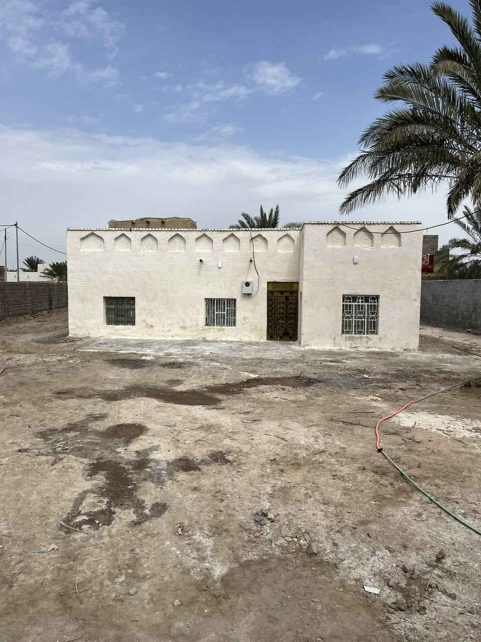 بيت للبيع  المساحه  1040متر يتكون من ثلاث غرف وهول ومطبخ ودوانيه المكان القرنه ناحيه الثغر منطقه ابوعران الشارع الرئيسي بيت جاهز من كلشي ومرمم ترميم جديد
الاستفسار 
***********
***********
