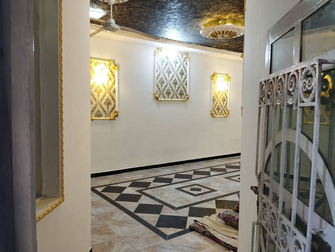 بيت طابقين طابو صرف للبيع 200م موقع مميز في أبي غرق،حي الحسين، مقابل مطعم الروشا يبعد عن شارع حلة،كربلاء حوالي 170م يتكون من:-
الطابق الأول:- غرفة نوم كبيرة،مطبخ،صاله،استقبال،صحيات داخلية وخارجية،كراج..
الطابق الثاني:- غرفة نوم،صاله،مخزن.. للاستفسار الاتصال على الارقام التاليه:-
***********
***********.. واتس آب
