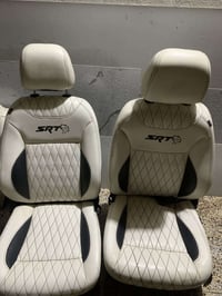 كشنات چارجر • دوشمة جلد أبيض • نضيفات