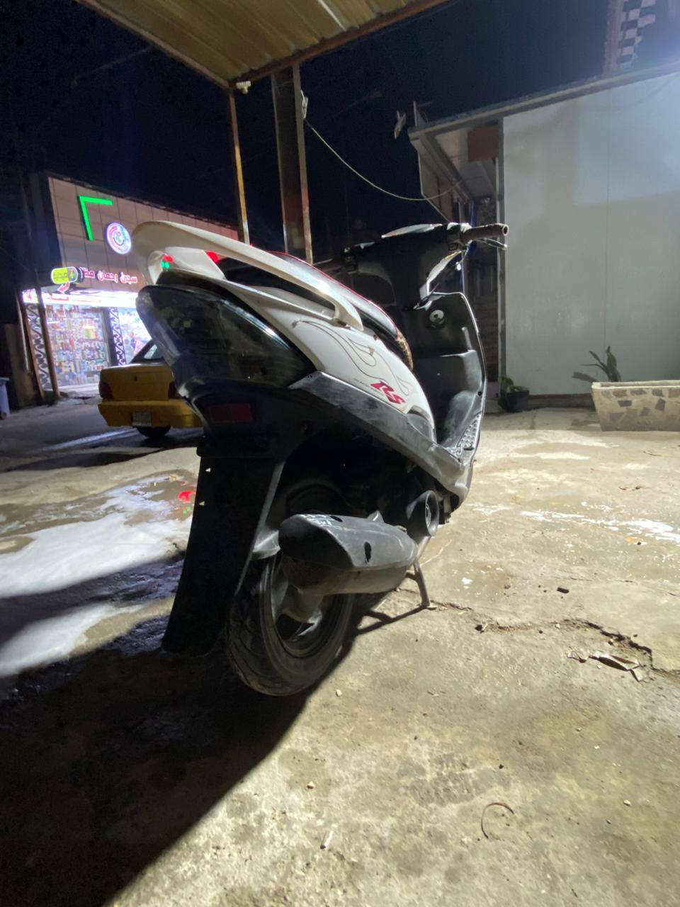 سلام عليكم دراجه ماكس عدله نضيفه مكينته لا تبخير ولا تنقيص دراجه ما مفتوحه علا وضعهه البلادي  كهربائيات كامله ***********مكان بغداد الكماليه
