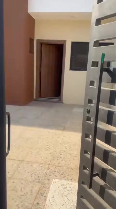 بيوت بيع وايجار ٢٠٠م٢ طابقين في مجمع داماك السكني شارع المطاربعدالجامعة الامريكيه الاتصال *********** واتساب
