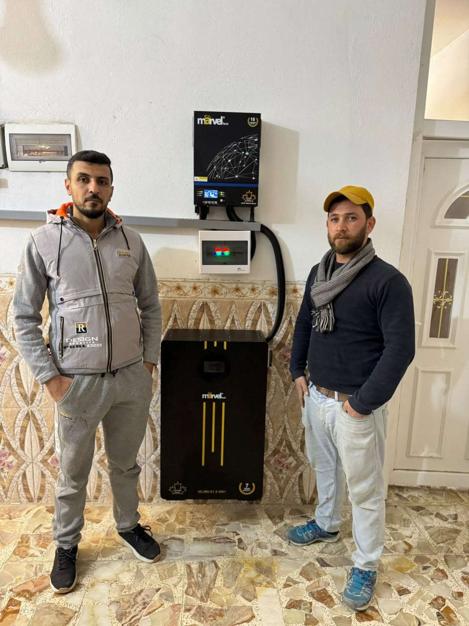 المنظومة ليست معدات فقط
قد تشتري أفضل الألواح وأغلى البطاريات وأقوى الانفيرترات
لكن كل ذلك لا يساوي شيئًا إن لم يكن خلفه مهندس يفهم يحسب ونفذ باحتراف
المنظومة في كفّة
وعلم وخبرة مهندس التركيب في كفّة أخرى
فهو من
يدرس الأحمال بدقة
يحدد المقاطع والمسافات
يحسب الفواقد والحمايات
يضمن الأمان والعمر التشغيلي
ويحول التكلفة إلى أداء حقيقي
بدون العمل الهندسي المتقن
حتى أفضل الماركات قد تفشل
ومع المهندس المحترف
حتى المنظومة المتوسطة تعطي نتائج ممتازة
الطاقة الشمسية علم قبل أن تكون معدات


**إذا كنت صاحب هذا الإعلان وتريد حذفه لأي سبب، رجاءا أرسل رسالة إلى الدعم الفني**