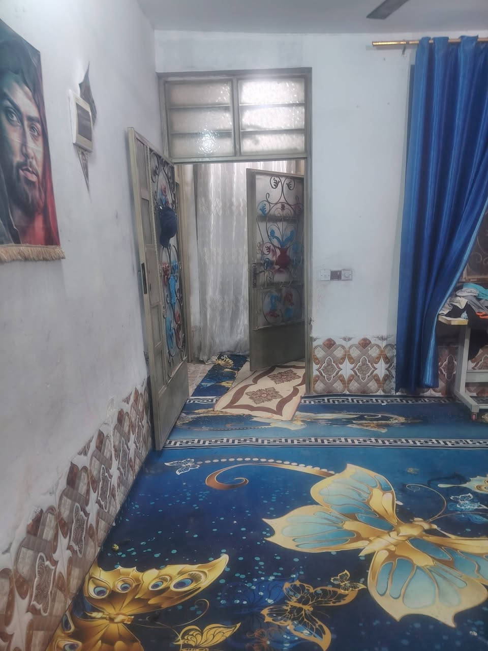 بيت للبيع مساحة ١٦٠ متر قاطين القاط الأرضي بي غرفةواستقبال وصالة ومطبخ ومنور والفوك غرفتين وصالة وصحيات السعر 45 خلف مدرسة الزوراء الأهلية لاتصال ع رقم ***********
