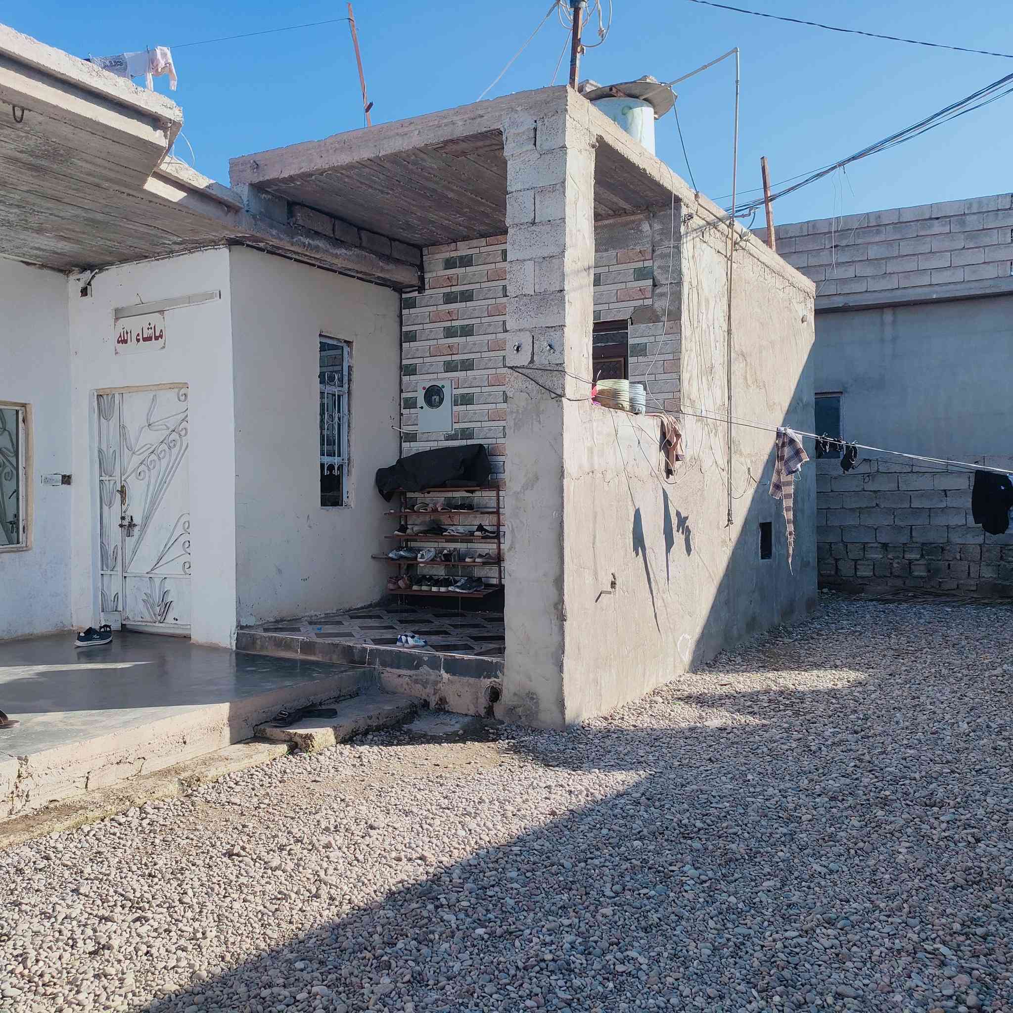 السلام عليكم يوجد بيت للبيع
ربعه وهول وغرفتين نوم ومجمع صحيات ومطبخ 
التواصل ***********
