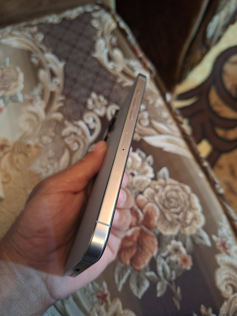 السلام عليكم من رخصة مدير الكروب 
للبيع ايفون 16برو ماكس ماستر شرق اوسط
ذاكرة 256 بطارية 91 نضافة 100%100
الجهاز مكفول كفاله عامة كامل 
الون تيتانيوم الجهاز زلغ مابي 
عنواني بغداد تقاطع النهروان 
السعر 1325 بي مجال قليل 
رقمي *********** واتساب خاص متواجد
