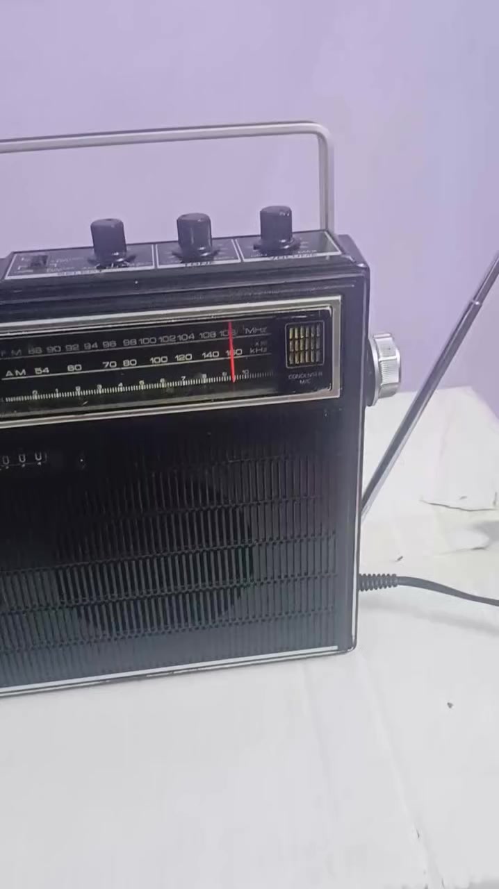 السلام عليكم راديو ومسجل نوع اليزابيث  تحفه يابانيه انتاج السبعينات جهاز استعمال قليل راديو إف إم ومتوسطه شغل وتسجيل وصوت ونقاوه السعر مع التوصيل 65


**إذا كنت صاحب هذا الإعلان وتريد حذفه لأي سبب، رجاءا أرسل رسالة إلى الدعم الفني**