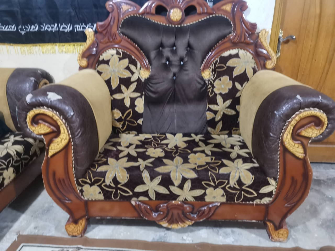 السلام عليكم عندي تخم خمسه مقاعد يحمل  عشرة اشخاص تخم مستعمل قليل سعره 300الف وبي مجال عنواني النجف الاشرف حي العسكري مدارس قرب سيد كامل الوكيل  ***********
