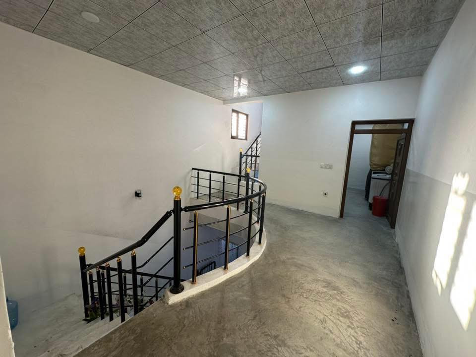 دار للبيع 100 متر طابقين ونص يحتوي على 3 غرف نوم وبيتونه بناء نضيف جدا طابو ملك صرف في منطقة الاسرى والمفقودين قرب صيدلية تولين 
السعر : 98 مليون وبي مجال ( بي مجال ومعامله مباشر ويا صاحبه ) 
***********
